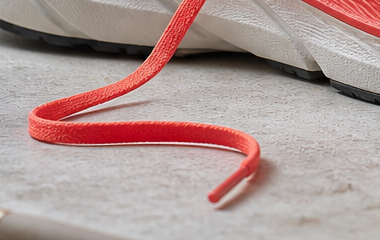 Loose shoe lace and the edge of the sole in the source photo at 100%
